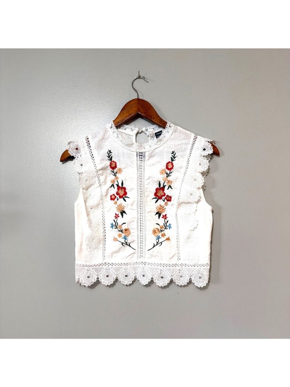 Embroidered Lace Trim Sleeveless White Crop Top With Floral Embroidery
